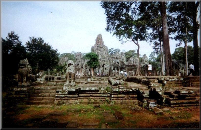 Vue latérale du complexe d' Angkor thom incluant le célèbre Bayon.