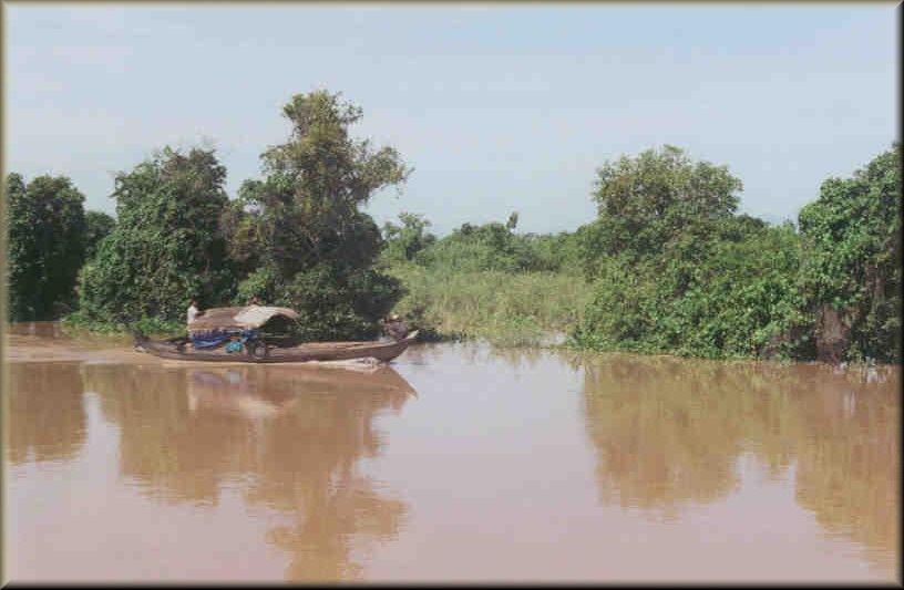Barque habitée sur le Tonlé Sap