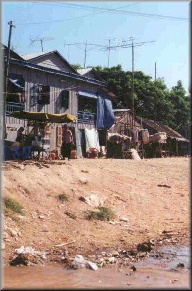 Habitations de pêcheurs au bord du fleuve