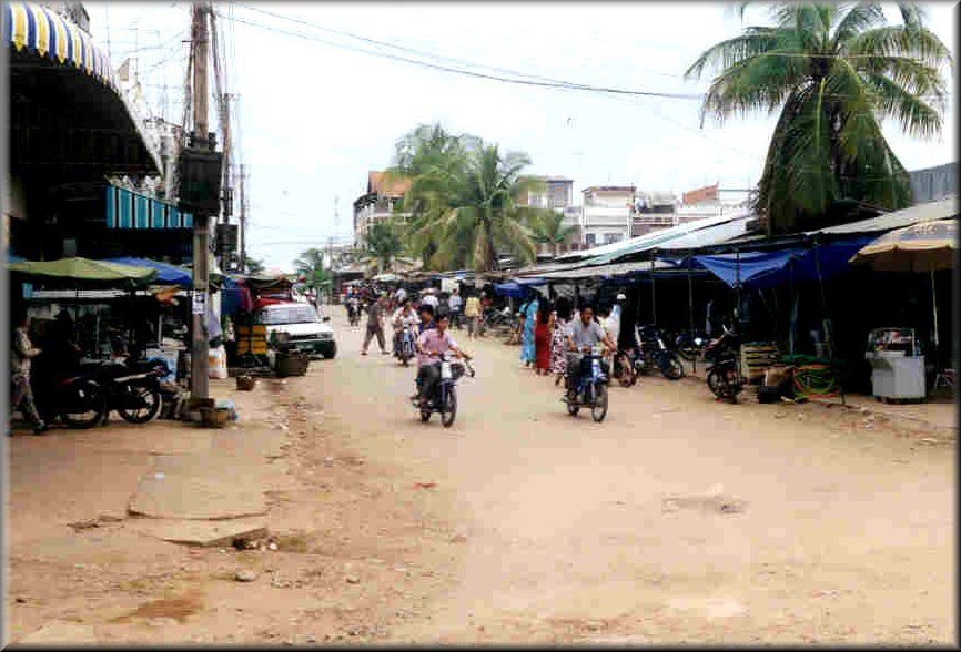 Rue de Phnom Penh. A droite, le marché russe